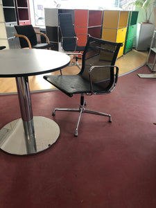 Vitra Aluminium Chair EA 107 mit Netz / Schwarz