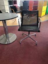 Load image into Gallery viewer, Vitra Aluminium Chair EA 107 mit Netz / Schwarz
