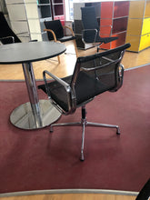 Load image into Gallery viewer, Vitra Aluminium Chair EA 107 mit Netz / Schwarz
